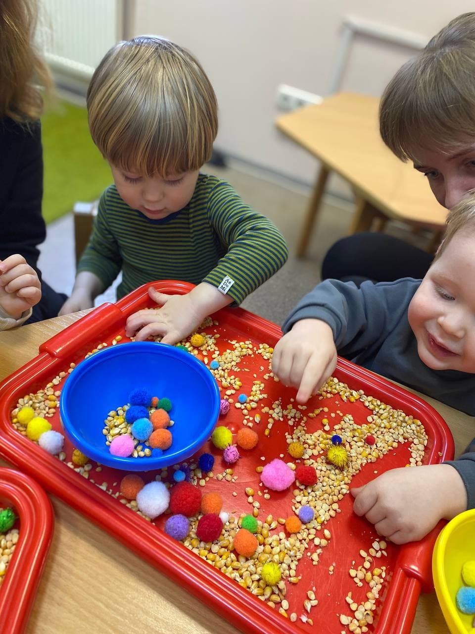 Діти за столиками у садочку