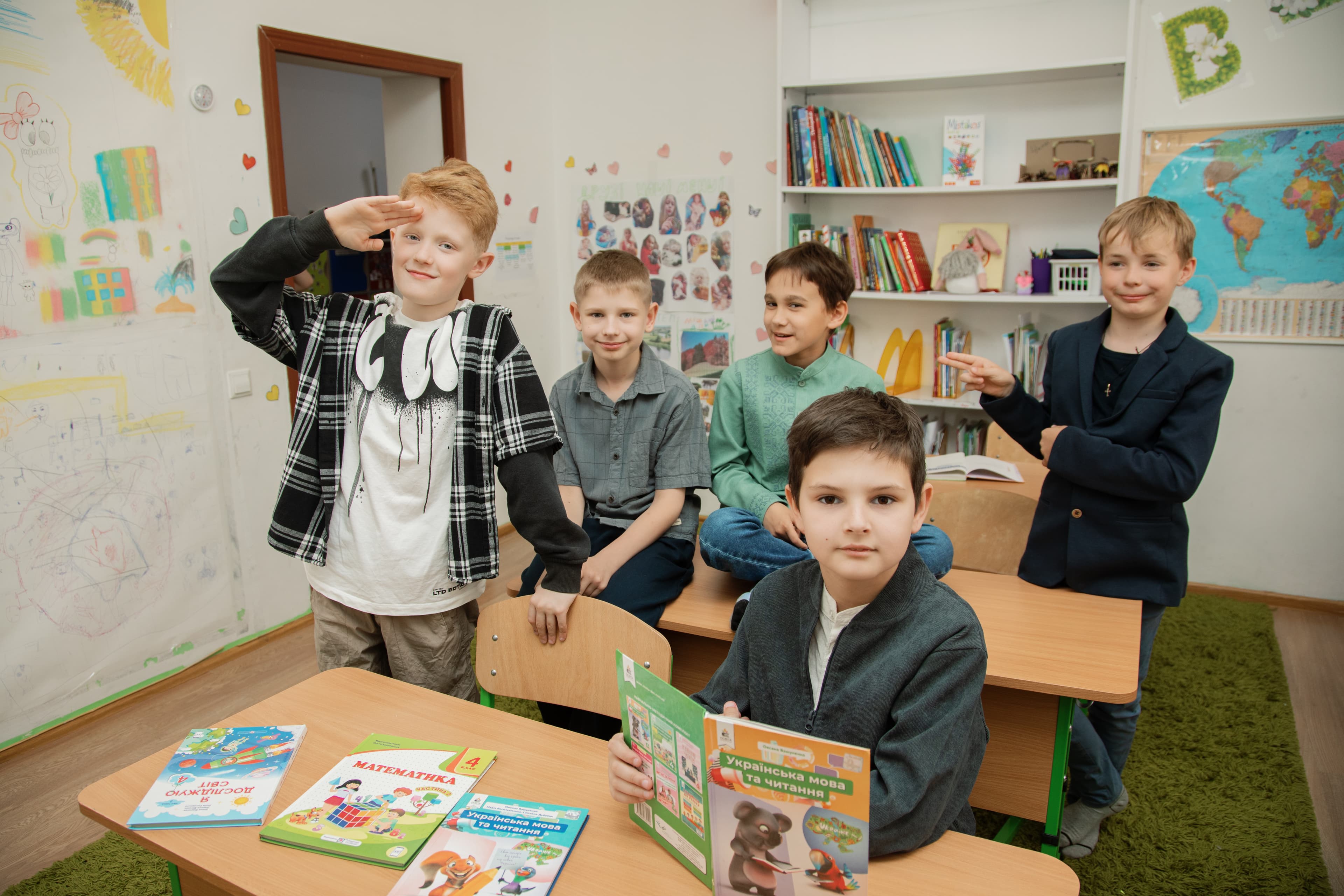 Учениці з книгою в класі